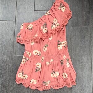 🔥 A red entro size medium one shoulder floral top 💕